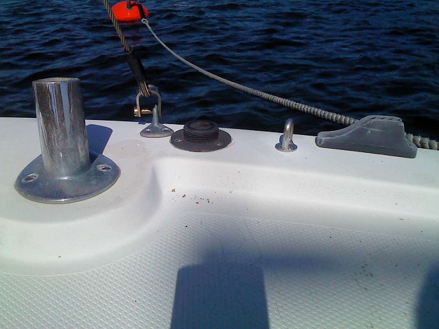 De två olika fästena för akterstaget.