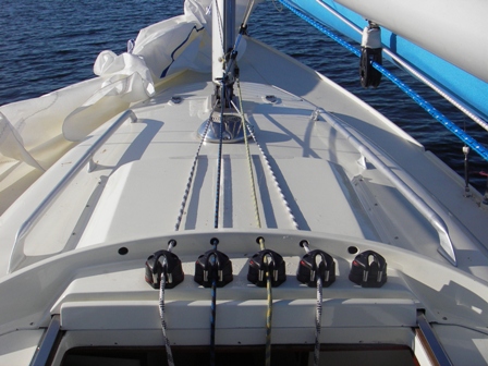 Kontrollerna på rufftaket: (fr v) Fockfall, kick, storens cunningham och spinnbomsliften. En extra råttalängst till höger till spinnakerfall vid ensamsegling.