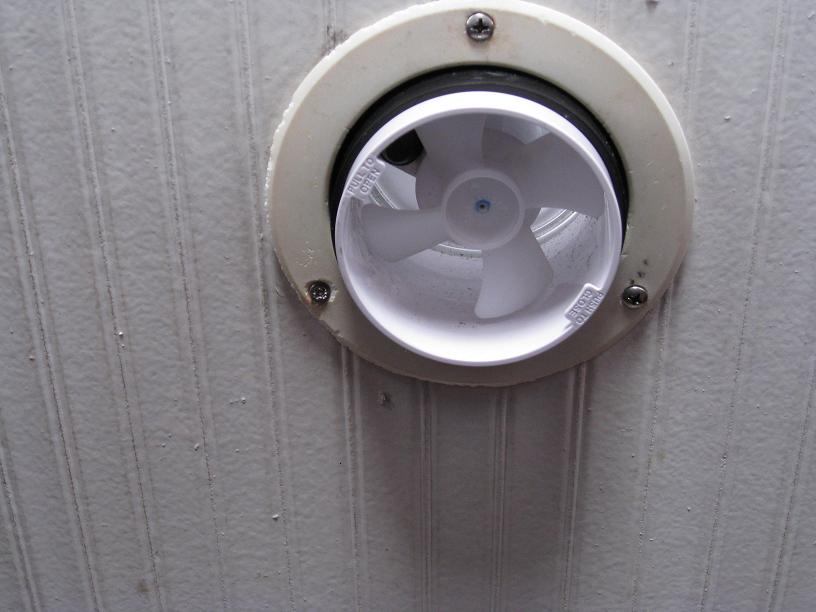 Här kan du se själva fläktpropellern. Den svarta knappen bakom propellern är avstängningsknappen för fläktmotorn. Man stänger luftkanalen genom att trycka in den vita ringen. På de små vingarna på ringen kan man läsa "Push to close" respektive "Pull to open".