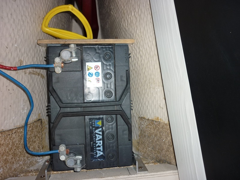 Batteri på kölen under sittbrunnen